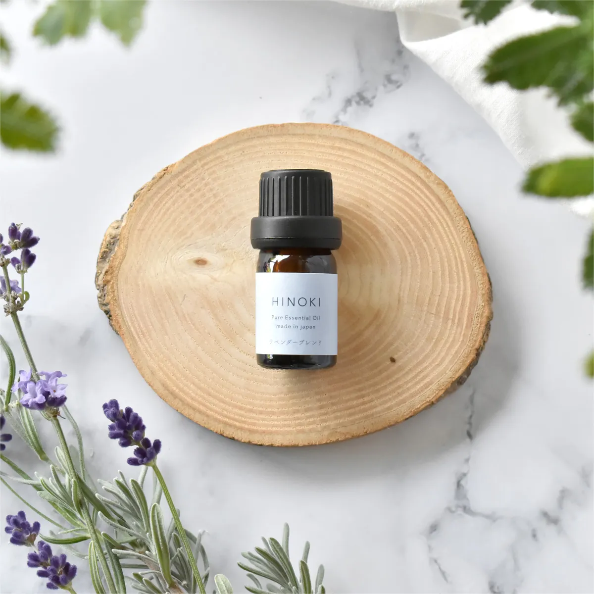 国産ヒノキをはじめ、植物から抽出された天然精油をブレンドしたアロマオイル（精油100％）「5つのアロマオイル」から香りが選べます