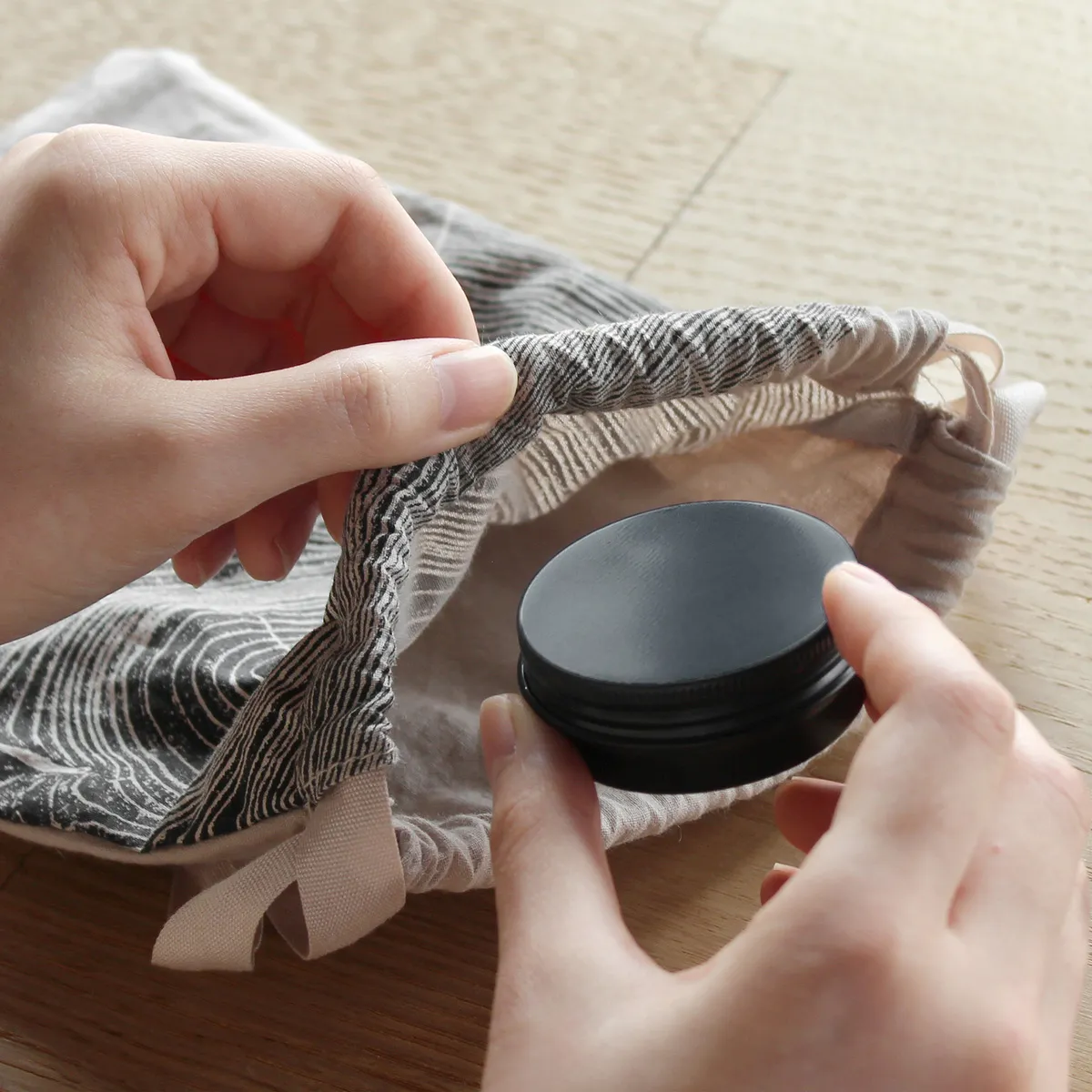 手のひらサイズでコンパクト。蓋つきアルミケースに収納できるので、お出かけ先でも手軽に持ち運べます