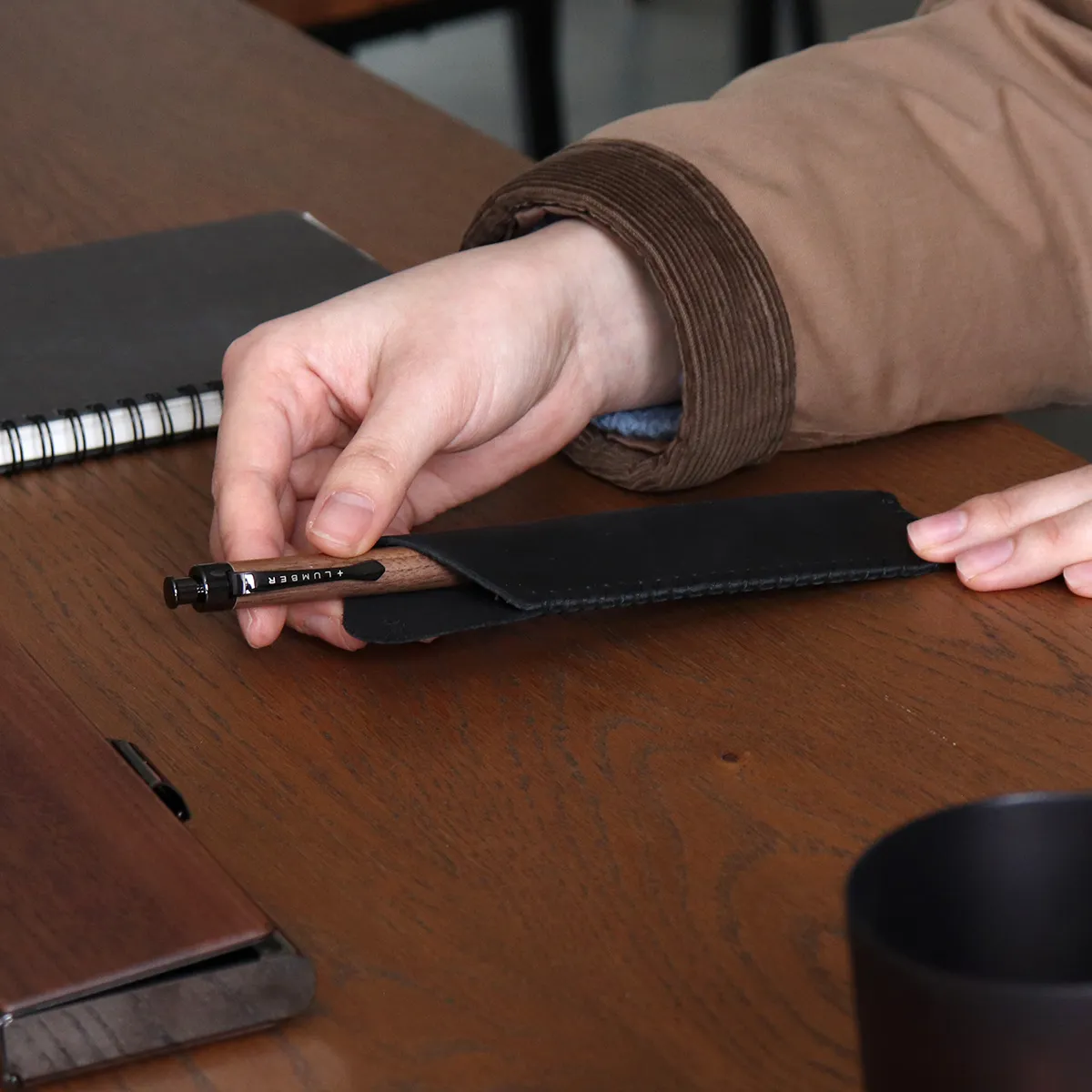 大切なペンをやさしく守る。本革を使用したレザーペンシース・ペンケース