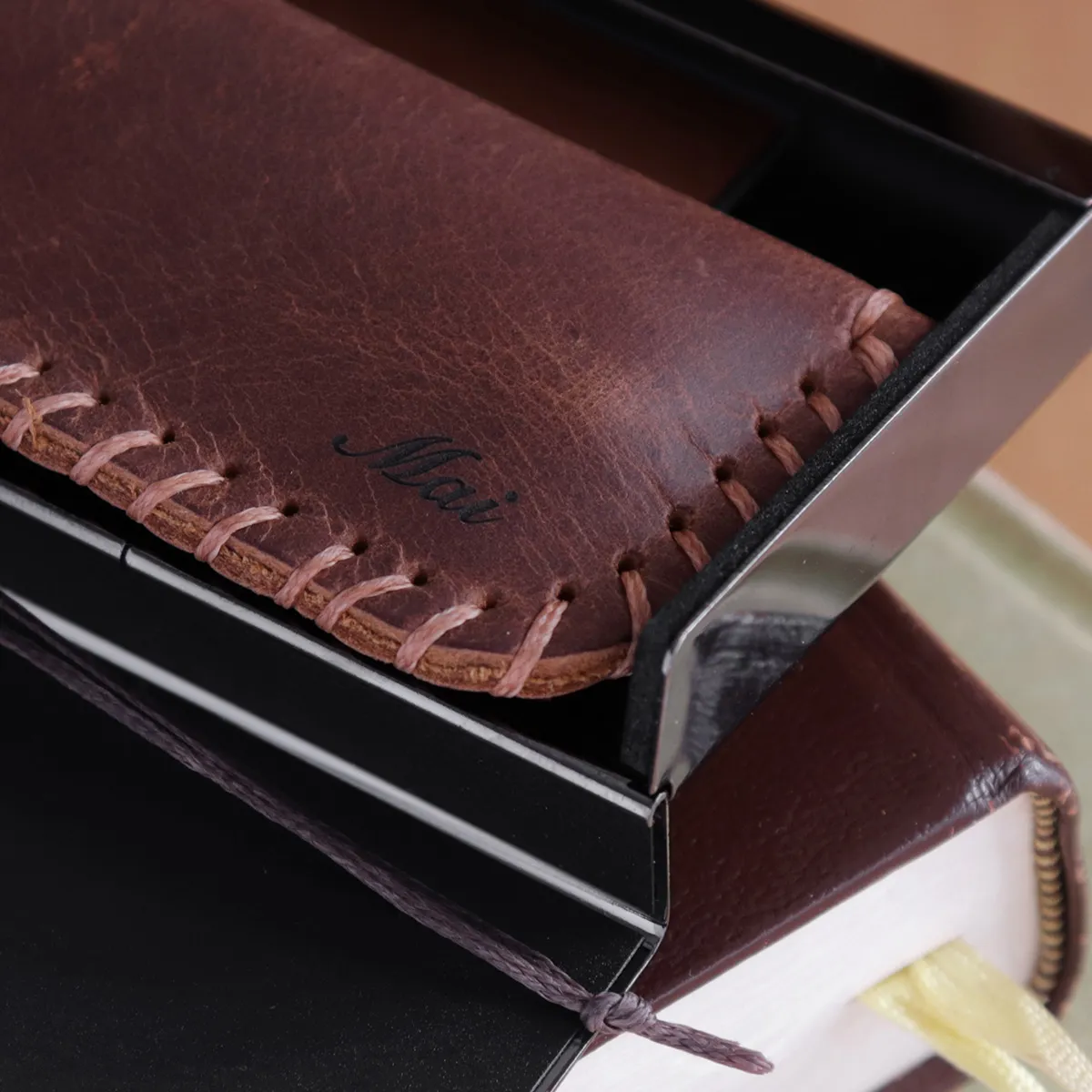 大切なペンをやさしく守る。本革を使用したレザーペンシース・ペンケース