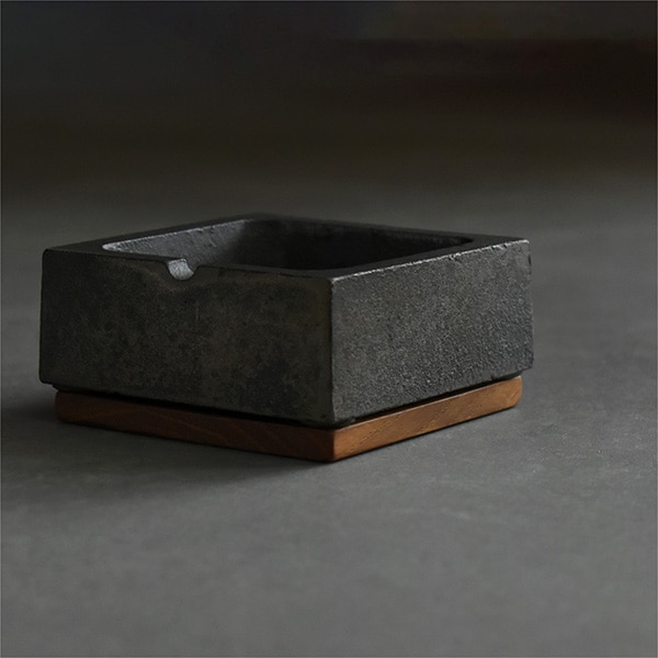 どっしりとした安定感と美しい佇まいの木と鋳物の灰皿「MOKU-TETSU Ashtray」