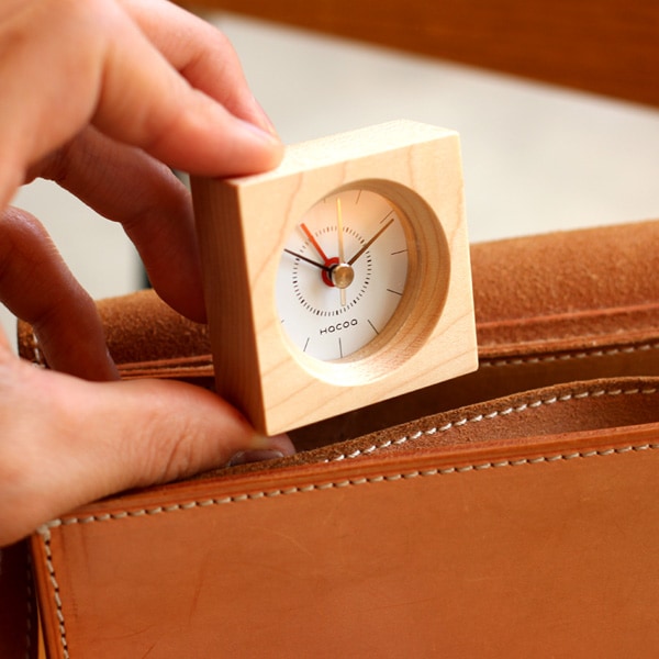 手のひらサイズのコンパクトな木製アラーム時計 目覚まし時計 Blockclock アラーム付き Hacoaブランド おしゃれな北欧風木製雑貨 贈り物 名入れギフト Hacoaオンラインストア