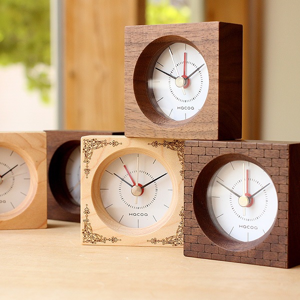 手のひらサイズのコンパクトな木製アラーム時計 目覚まし時計 Blockclock アラーム付き Hacoaブランド おしゃれな北欧風木製雑貨 贈り物 名入れギフト Hacoaオンラインストア