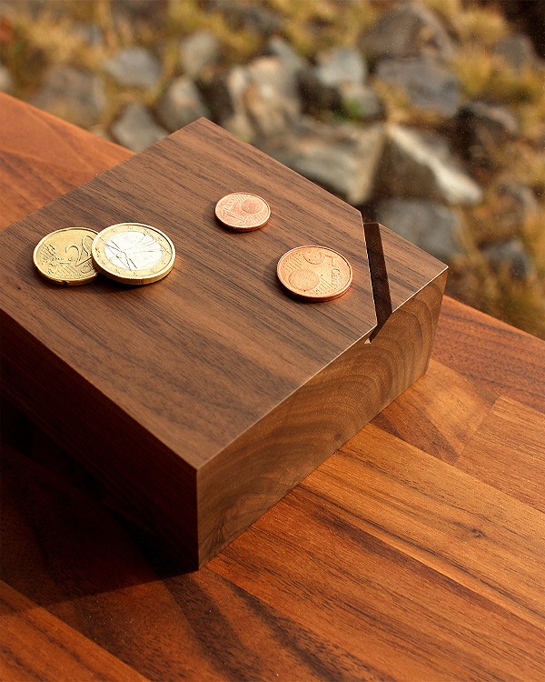 オブジェのように美しい無垢の木を削り出した貯金箱「Coin Box」