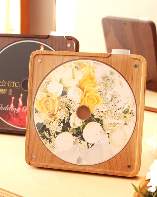 お気に入りのCD・DVDを美しく飾る木製スタンド・ケース「DiscStand」