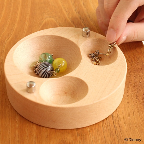 Disney】「JewelryCase Disney」ミッキーマウス型のくぼみにピアスやネックレスを保管する木製ジュエリーケース |  おしゃれな北欧風木製雑貨・贈り物・名入れギフト Hacoaオンラインストア