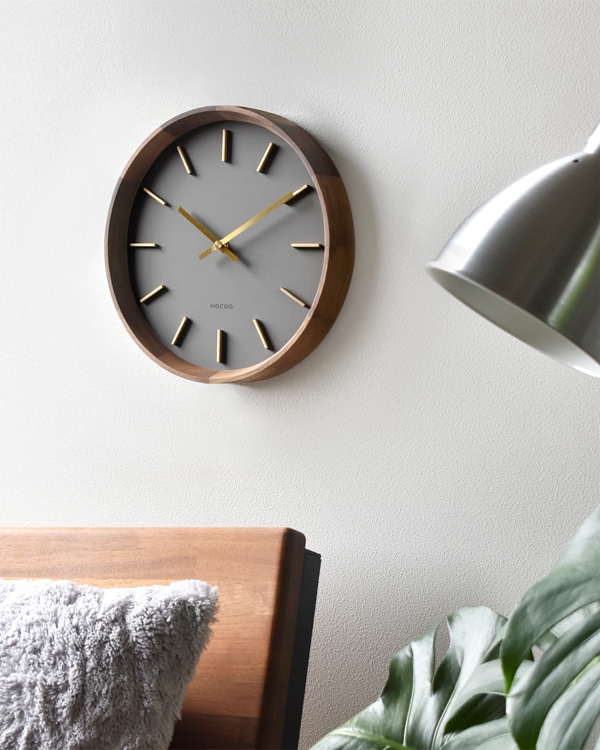 オフィスやリビングをシックに演出
ウォールナットと真鍮が印象的な木製壁掛け時計