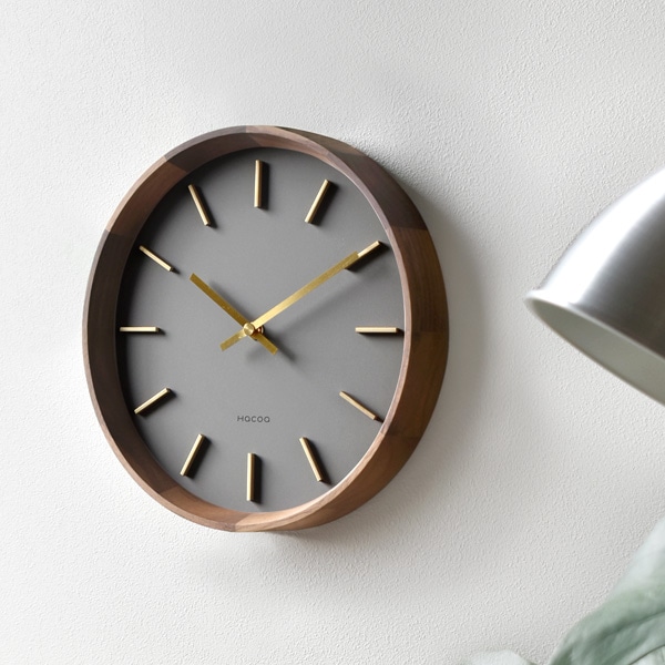 オフィスやリビングをシックに演出
ウォールナットと真鍮が印象的な木製壁掛け時計「Frame Clock Circle」