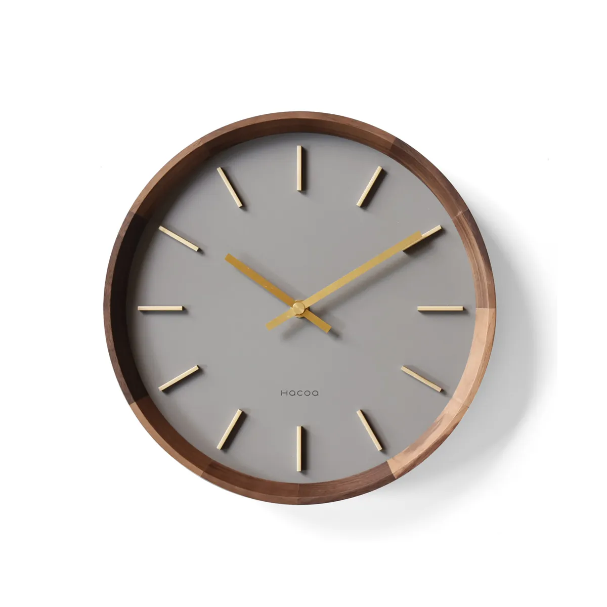 天然木と真鍮が印象的な木製壁掛け時計