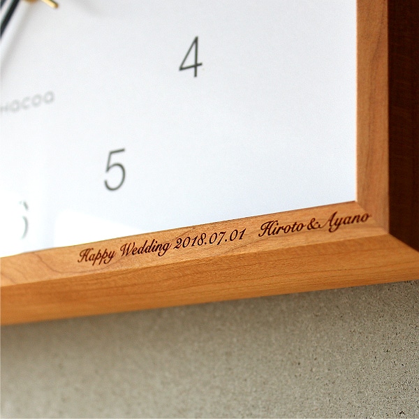 木製時計に名前やメッセージをレーザー刻印できます