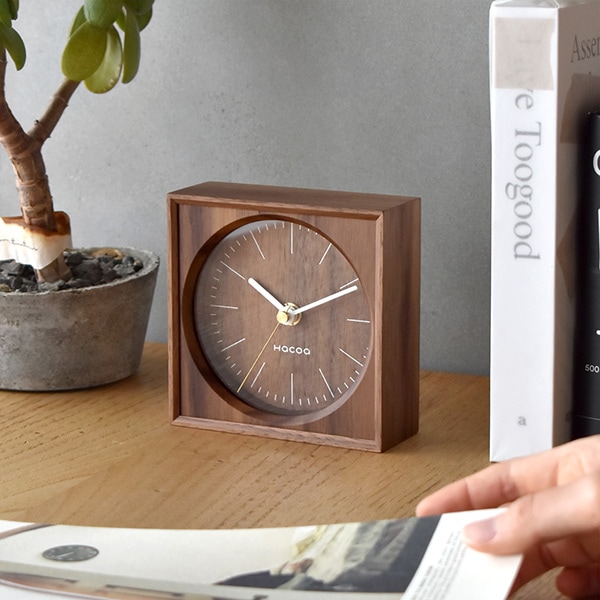 7種類のパーツから作られる、時間と手間がかけられた時計。細やかなエッジで整えられたフレームが、シンプルなデザインの中にも繊細さを演出します。