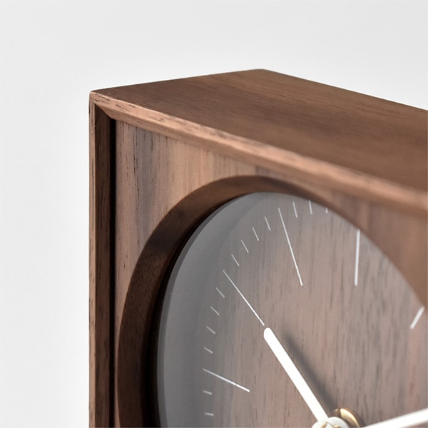 7種類のパーツから作られる、時間と手間がかけられた時計。細やかなエッジで整えられたフレームが、シンプルなデザインの中にも繊細さを演出します。