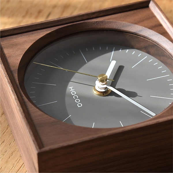 懐かしさ感じるウォールナットフレームにモダンな文字盤、その中に凛と佇む真鍮の秒針が目を引くデザインの時計。