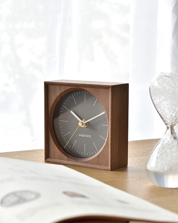 どこか懐かしさを感じるレトロモダンな木製時計「Frame Clock Mini」