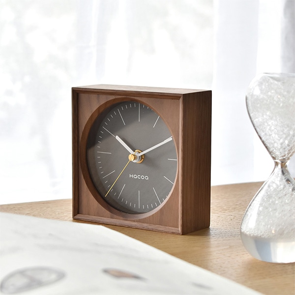 どこか懐かしさを感じるレトロモダンな木製時計「Frame Clock mini」