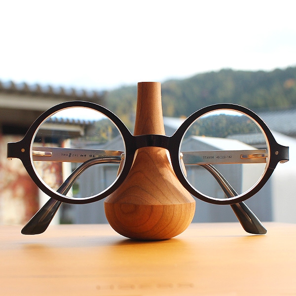 Glassesstand Swing 大切な眼鏡をおしゃれなインテリアに出来るメガネスタンド 北欧風デザイン Hacoaブランド おしゃれな北欧風木製雑貨 贈り物 名入れギフト Hacoaオンラインストア