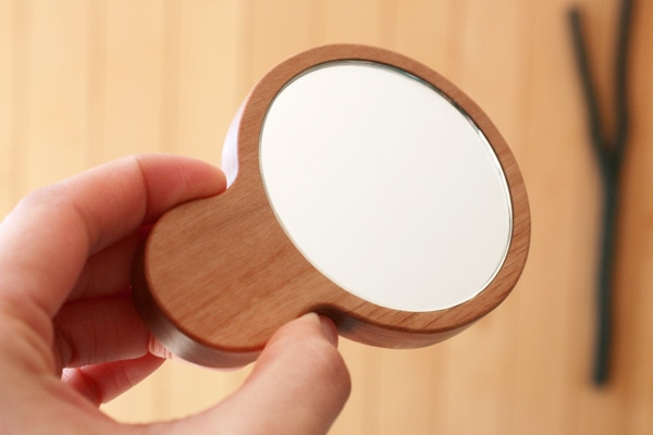 職人が磨いた木製の手鏡
