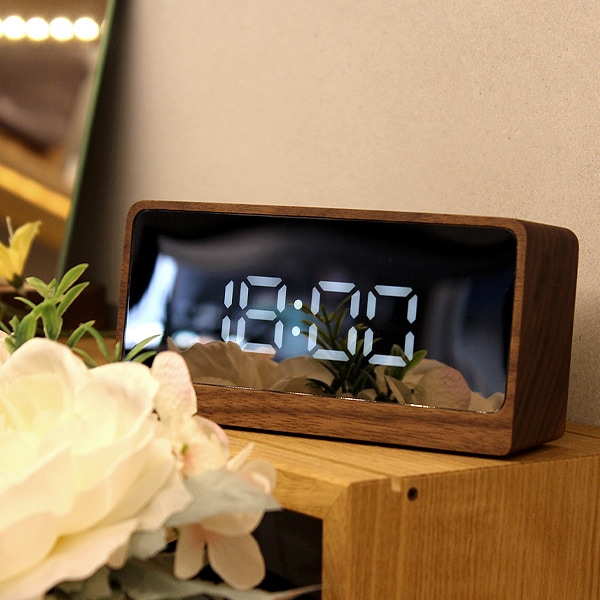 Mirror Clock」鏡にデジタル時計が浮かび上がる幻想的な木製デジタル 