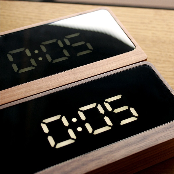 暗闇の中でも視認性に優れたホワイトLEDの木製デジタル時計