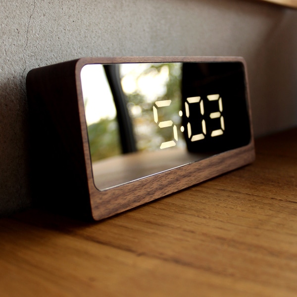 鏡にデジタル時計が浮かび上がる幻想的な木製デジタルミラークロック