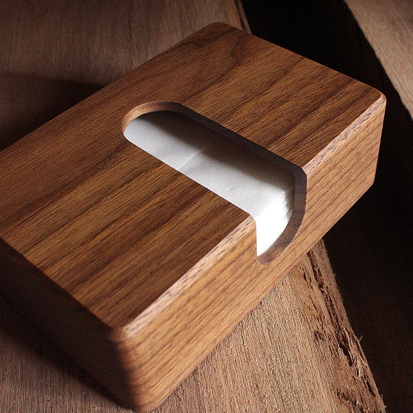 無垢の高級木材を惜しみもなく削り出して仕上げた木製ポケットティッシュボックス。