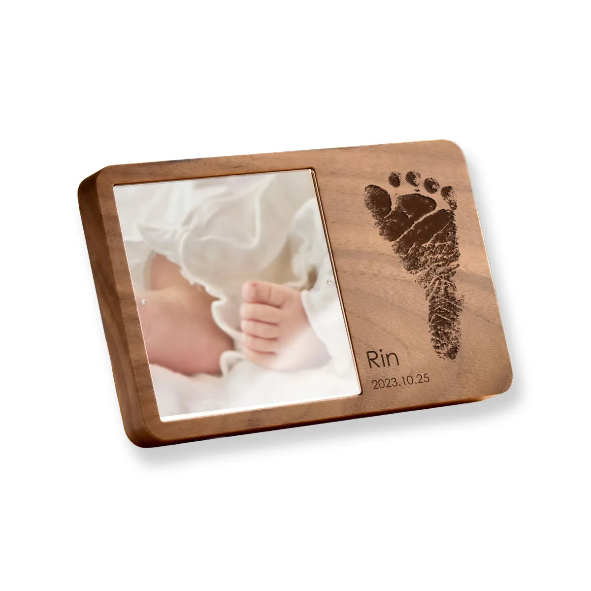 デスクにちょうどいい小ぶりな木製フォトスタンド