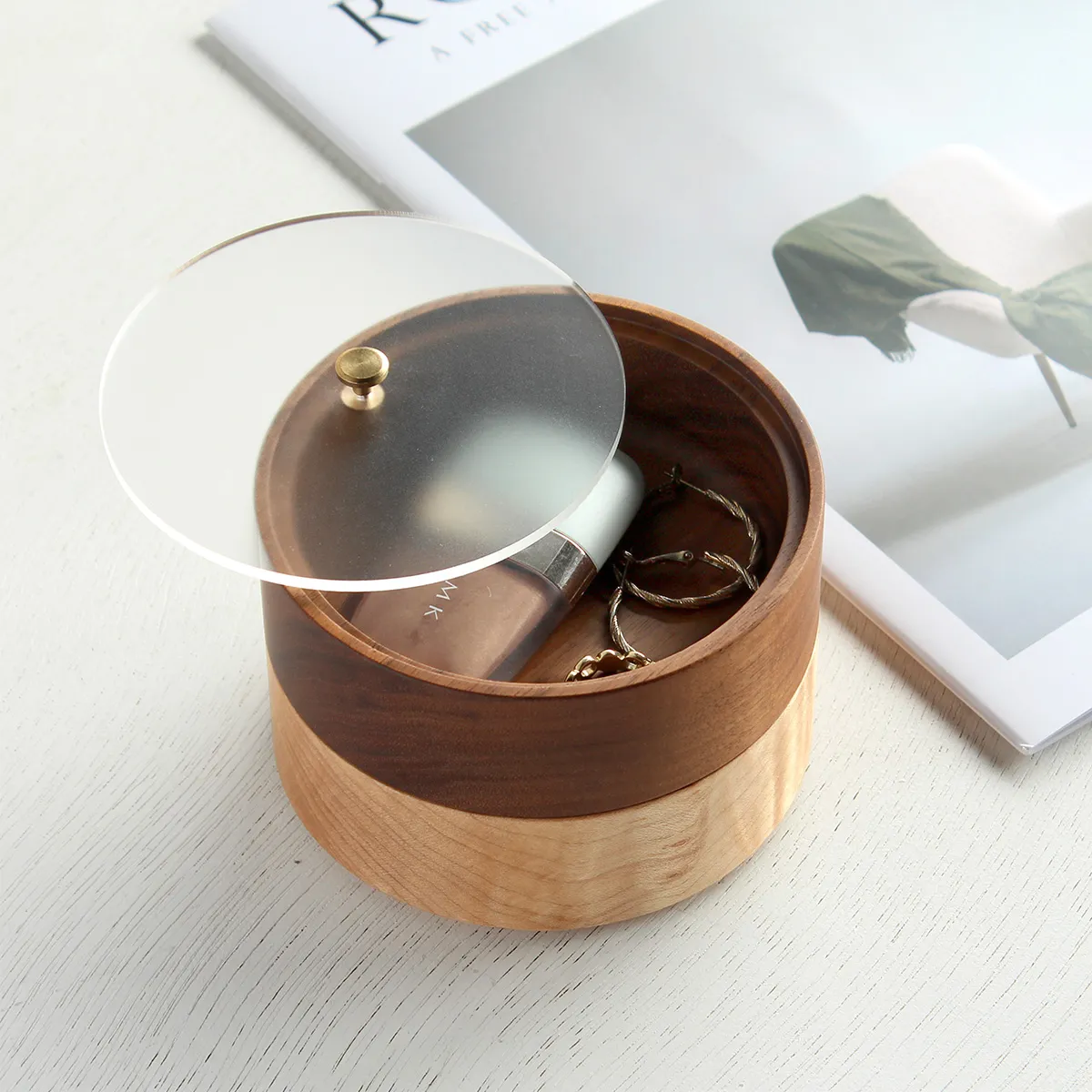 木部は銘木メープル・ウォールナットから、アクリル蓋は全6色からお好きな組み合わせが選べる小物入れ