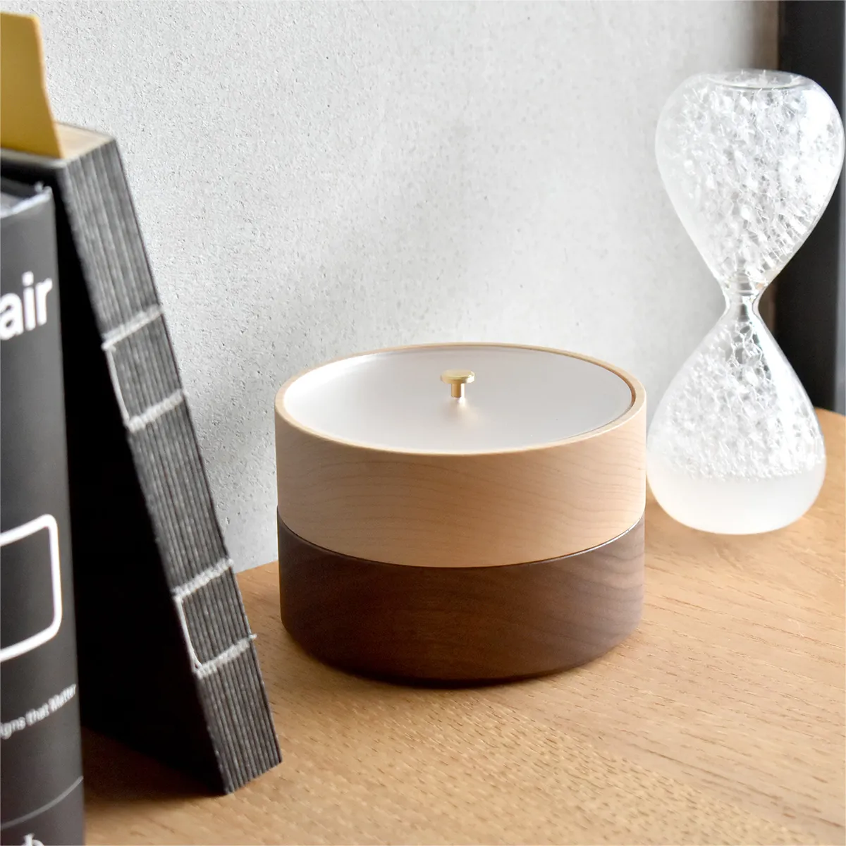 スタッキングが可能の小物入れ。重ねてすっきり収納できて、場所を取らずに整理整頓ができます。