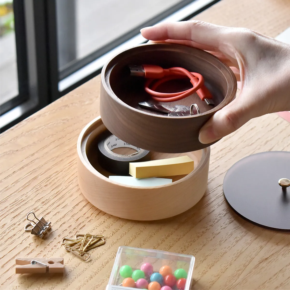コードや付箋、デスクの上の細々とした小物をすっきりまとめられる木製小物入れ。