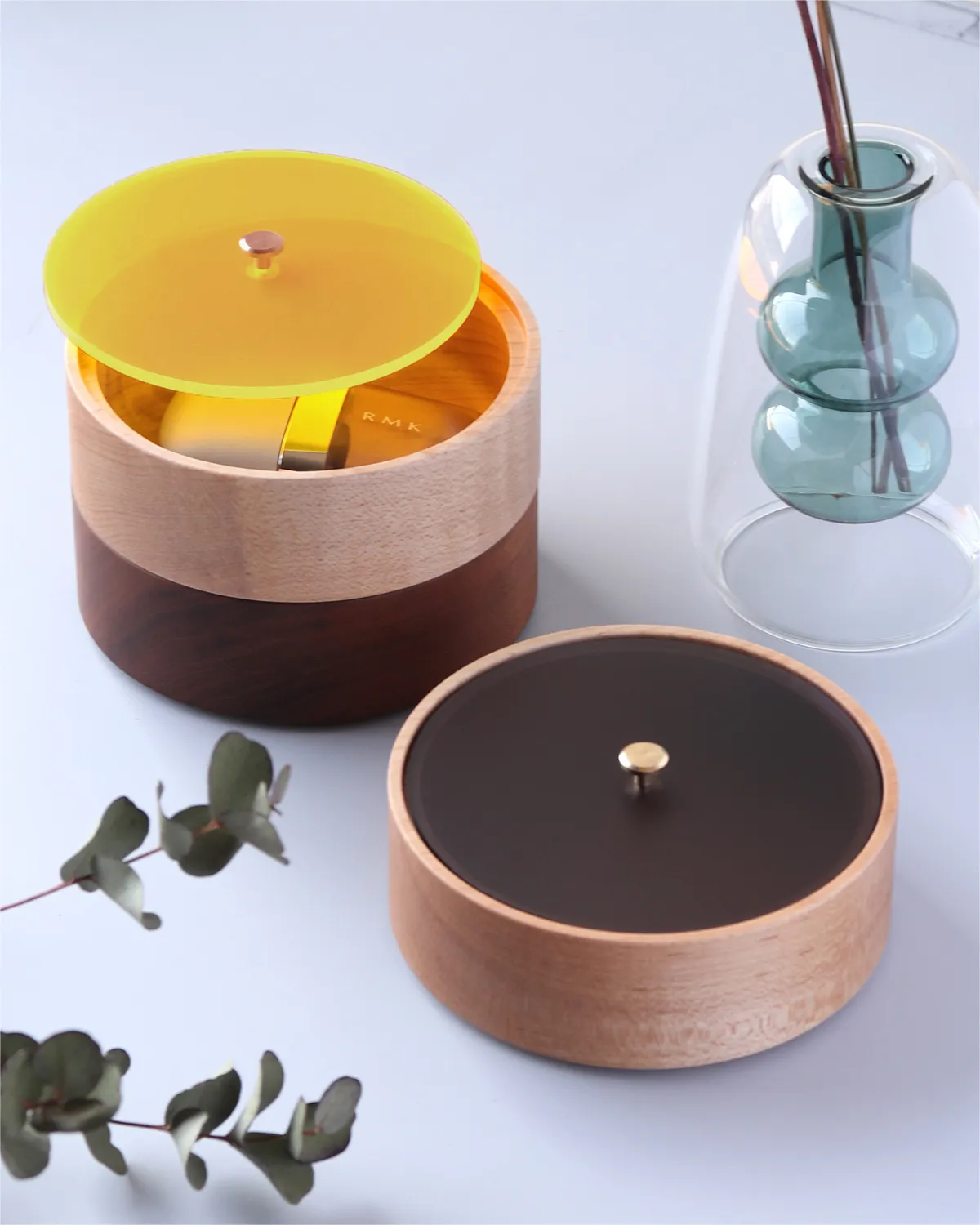 重ねて収納してすっきり。自分好みにカスタマイズできる木製のマルチ小物入れ・収納トレイ「Stackable Round Case」