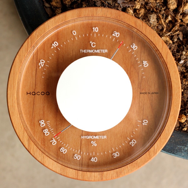 温度計と湿度計がひと目で分かりやすい表示板