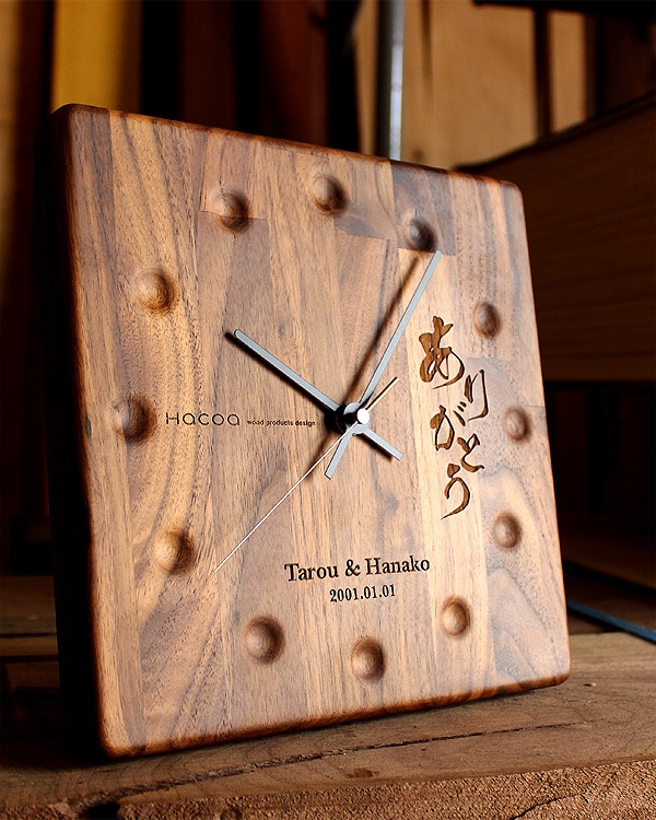時と共に風合いを増す壁掛け・置き時計、ありがとう・感謝の文字が入った木製クロック