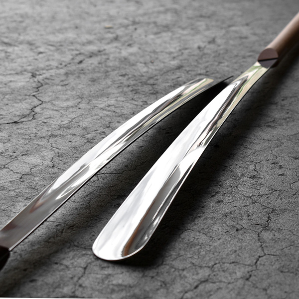 刀をイメージしたスタイリッシュなデザイン。チタンは強く、軽いうえに、錆びにくく金属アレルギーにも安心な素材です。