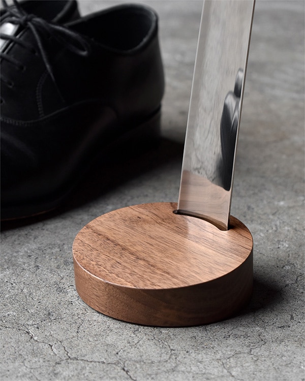 チタン靴べらを安定して自立させられる木製スタンド「Titanium Shoehorn 専用スタンド」