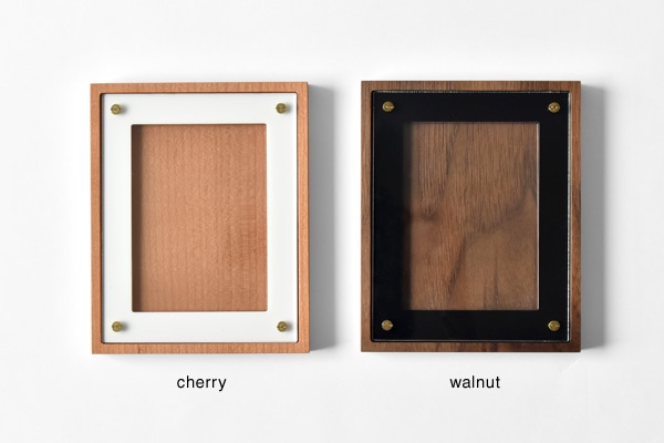お気に入りのトレーディングカードがアートとして飾れる木製フレーム「Trading Card Display Frame 1」。ウォールナットとチェリーから選べます。