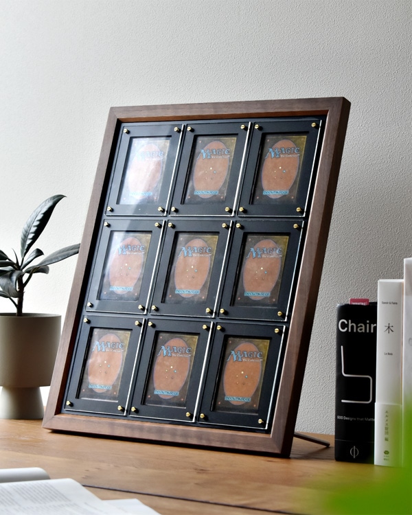 お気に入りのトレーディングカードがアートとして飾れる木製フレーム「Trading Card Display Frame 9」