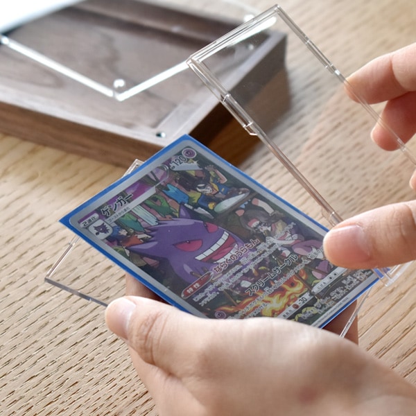 カードを入れる保護ケースは、衝撃に強く割れにくいポリカーボネート素材。スリーブごと収納可能で、カードを汚れやキズから守ってくれます。