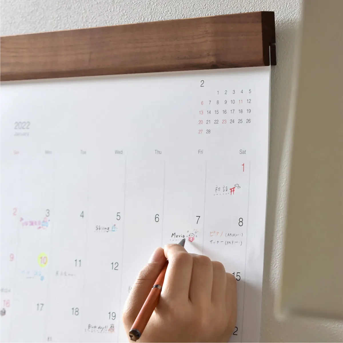 スケジュールの書き込みがしやすい大きめサイズの木製壁掛けカレンダー。