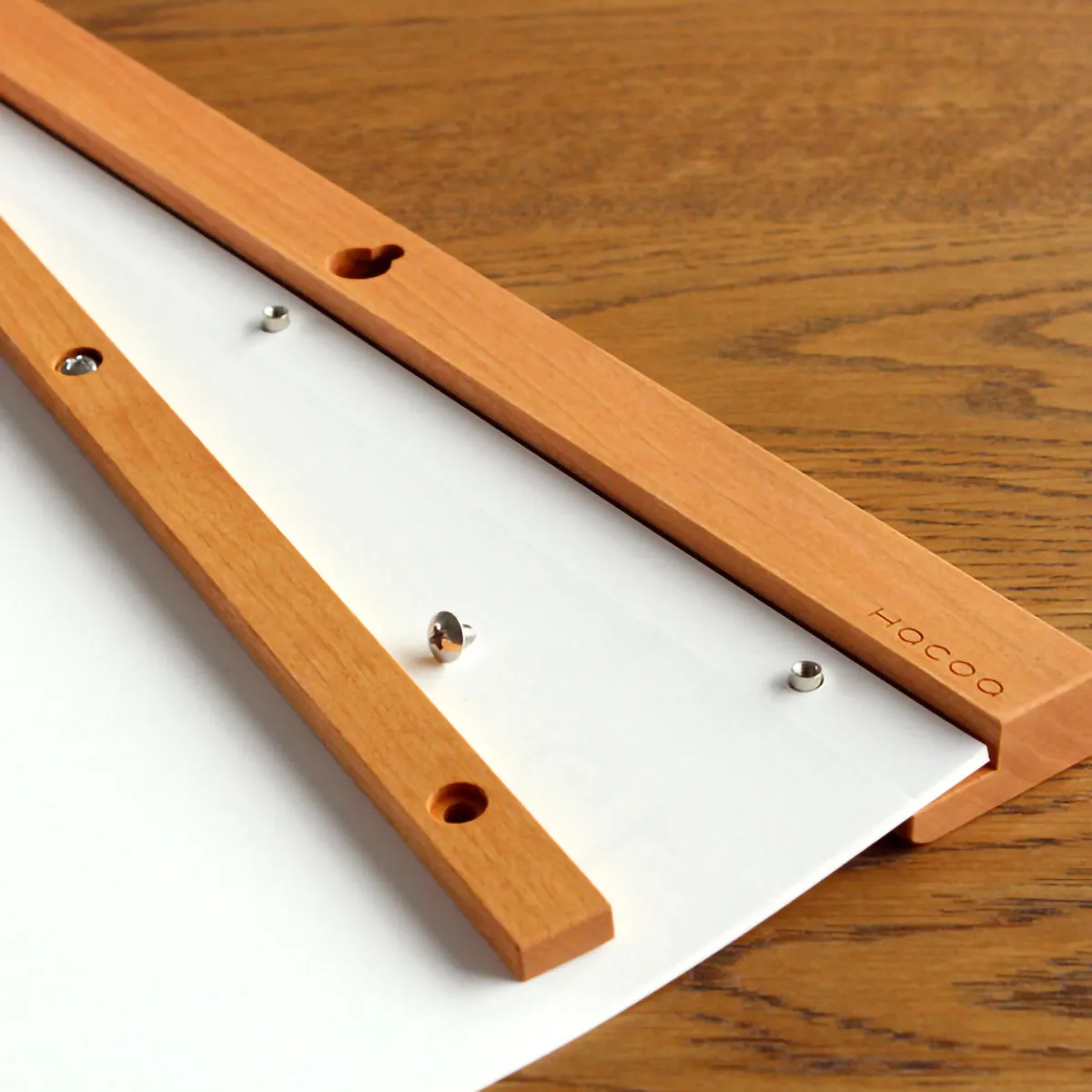 リフィルを交換することで毎年使用可能な木製壁掛けカレンダー