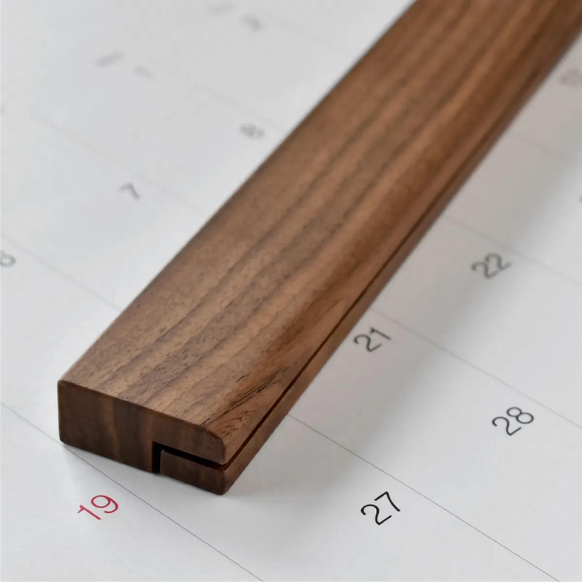 天然木の風合いがおしゃれな木製壁掛けカレンダー