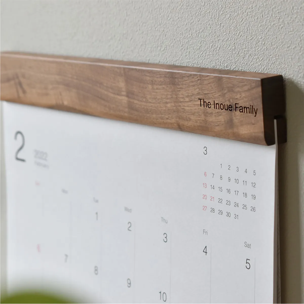 名入れ刻印ができる木製壁掛けカレンダー