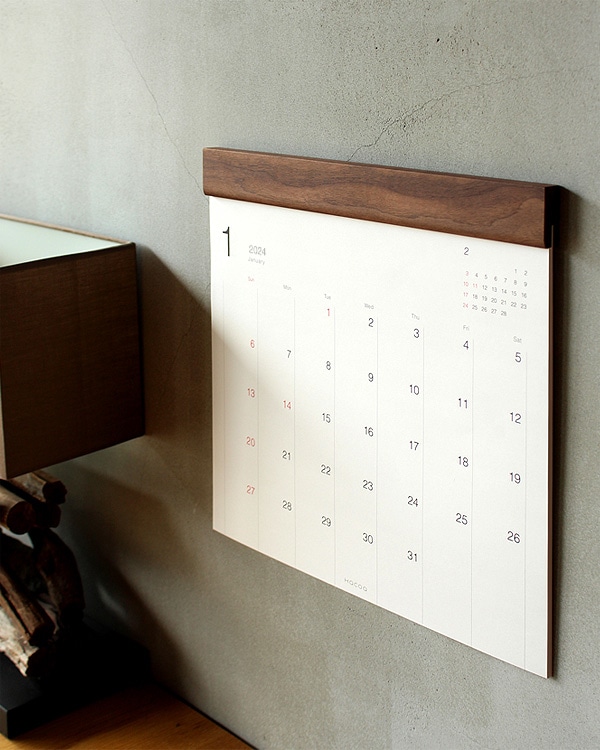 インテリアに馴染むおしゃれな木製壁掛けカレンダー
