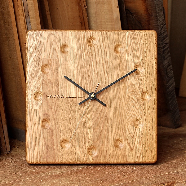 等間隔の集成材の縞模様を活用したおしゃれなブロックストライプ柄の木製時計。