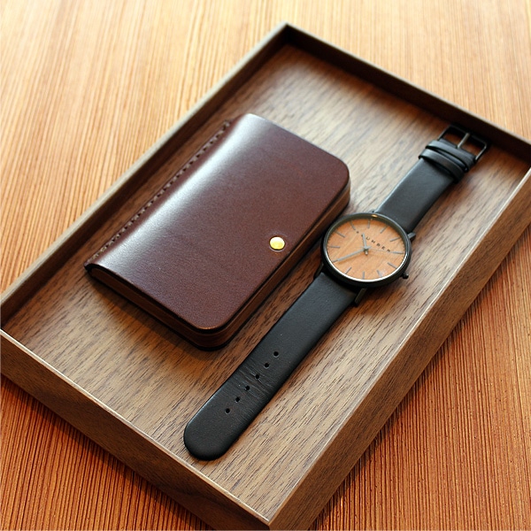 財布や名刺入れ、腕時計等をまとめるのに重宝する美しい木製トレイです。