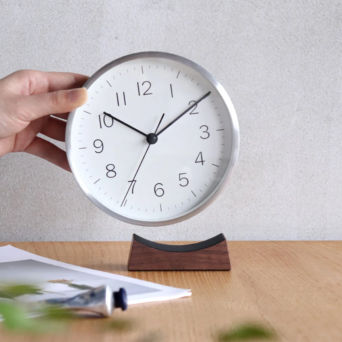 暮らしのそばでやさしく示す、ミニマルな時計/温湿度計「Wood Base Clock / T/H Meter」が入荷