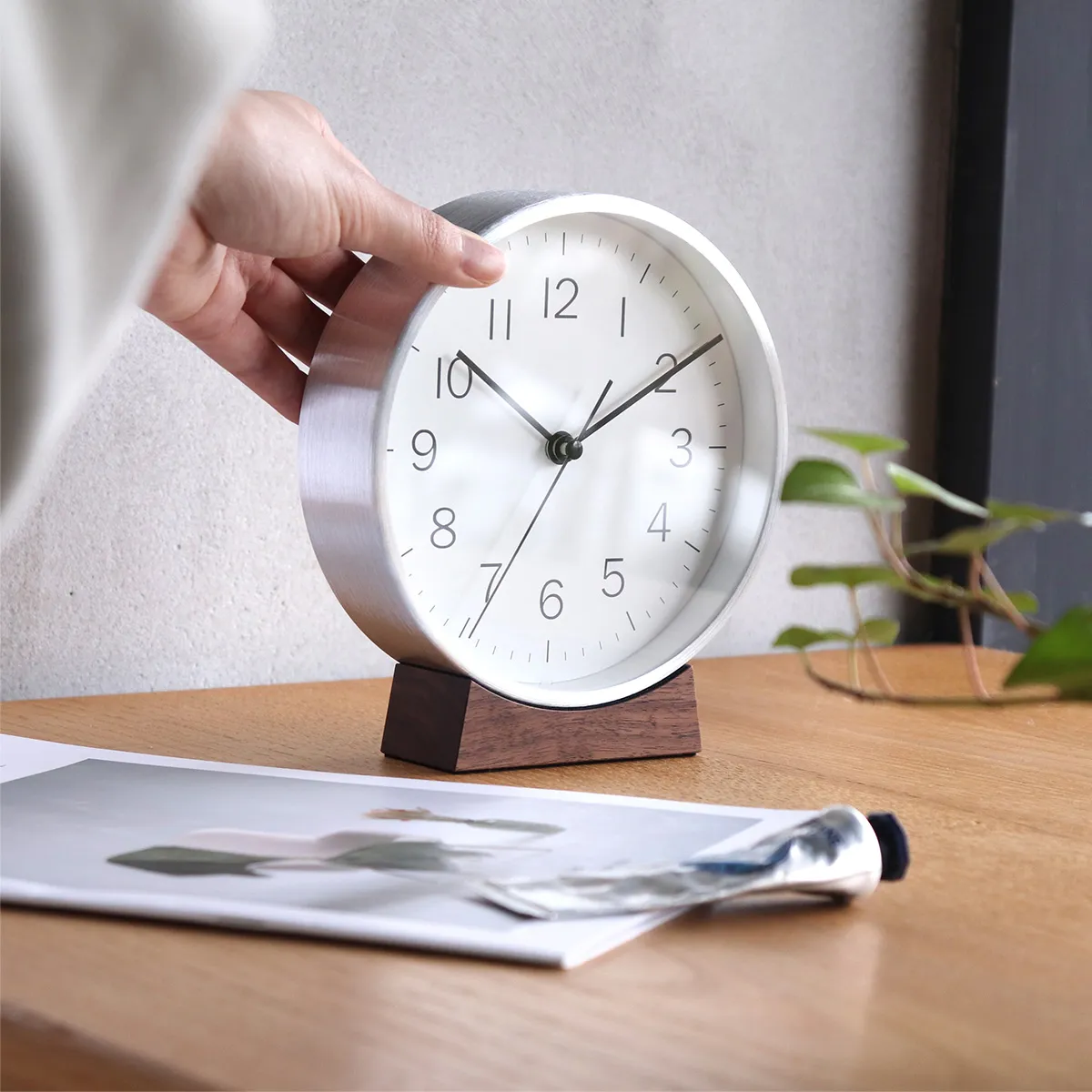 シンプルで見やすい、すっきりとした文字盤。1秒ごとに刻むステップ運針が、音とともに時の流れをやさしく示します