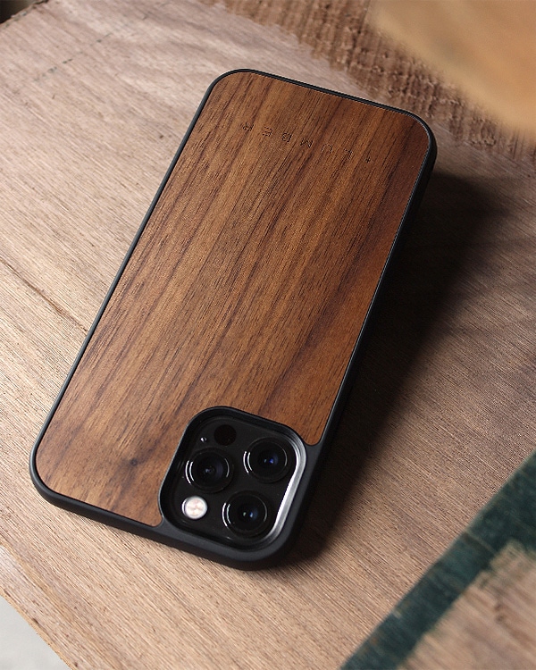 ハードケースと天然木を融合したiPhone 12/12Pro専用木製ケース