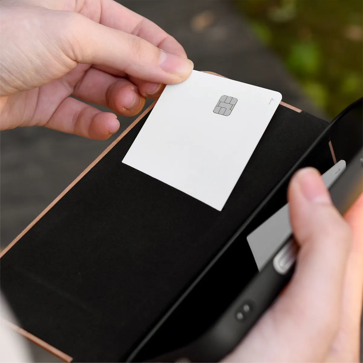 □【15/14/13】「iPhone 15/14/13 FLIPCASE」木目の美しさをシンプルに