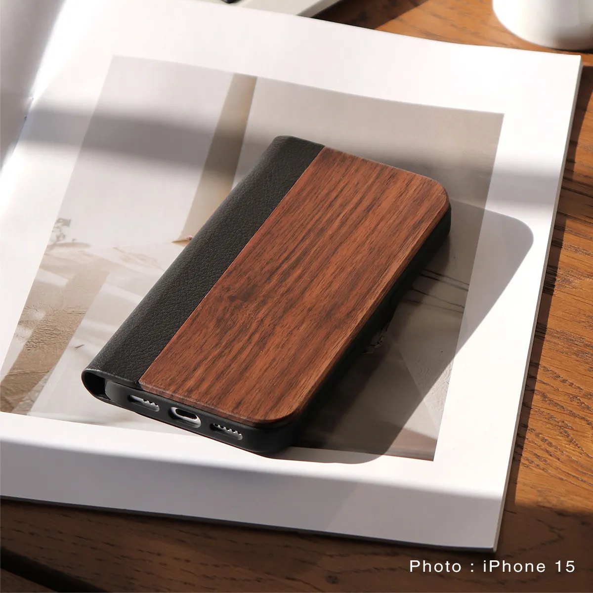 □【15/14/13】「iPhone 15/14/13 FLIPCASE」木目の美しさをシンプルに