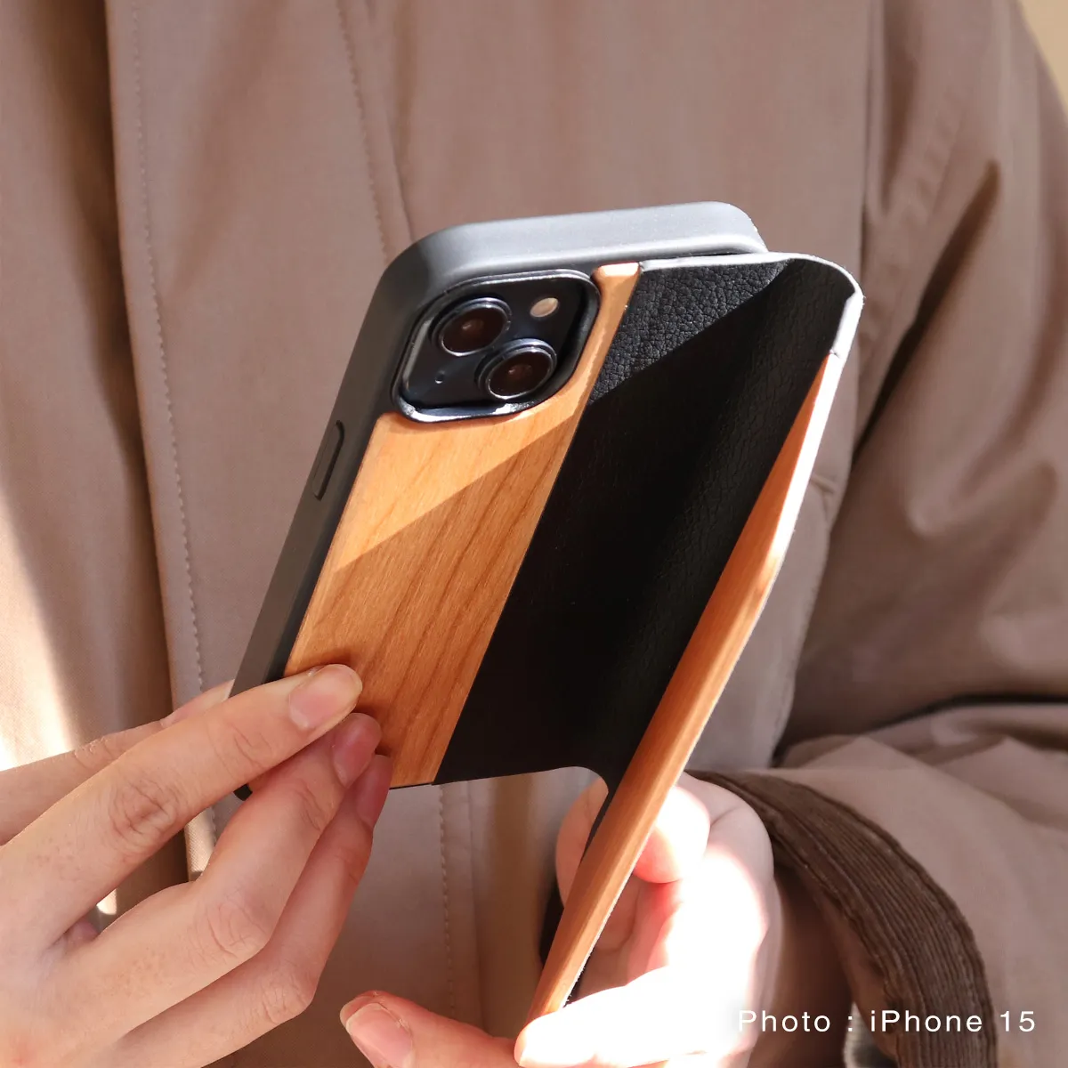木目が美しいiPhone 15/14/13専用木製手帳型アイフォンケース